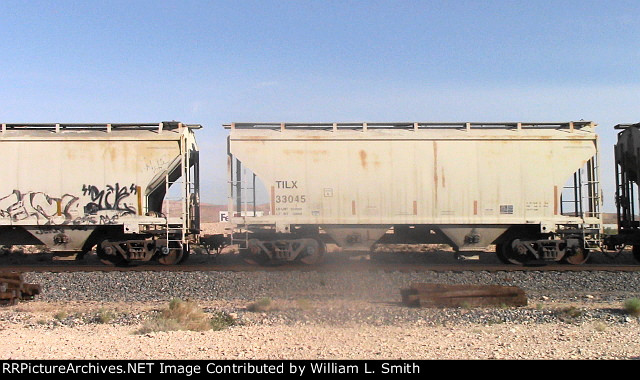 EB Unit Covered Hooper Frt at Erie NV W-Pshr -12